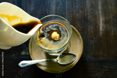 Plakat Affogato, lody waniliowe z gorącą kawą, włoskie lody gelato z gorącym espresso, czas na radość