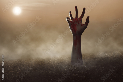 Plakat Koncepcja Halloween, Ręce z ziemi przy pełni księżyca Osłonięte w tle mgły, tworząc atmosferę grozy