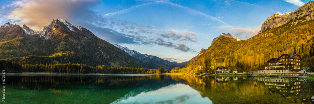 Berge und Bergsee Panorama