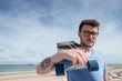 homme tatoué et son skate homme tatoué et son skate