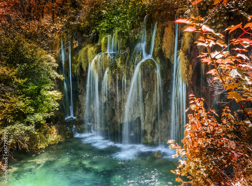 Fotoobraz na płótnie Siklawa w jesień lesie przy parka narodowego Plitvice jeziorami.