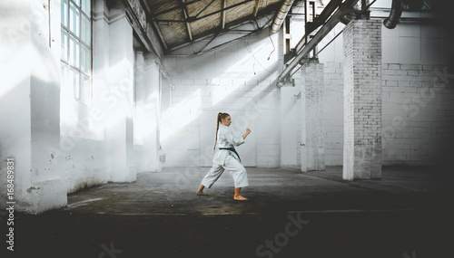 Plakat Kaukaska kobieta w Kimono ćwiczy karate, japońskie sztuki walki. Stary magazyn kryty strzał