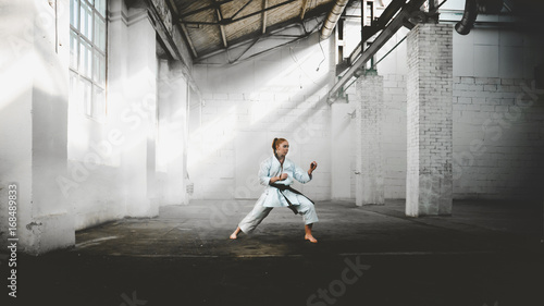 Plakat Kaukaska kobieta w Kimono ćwiczy karate, japońskie sztuki walki. Stary magazyn kryty strzał