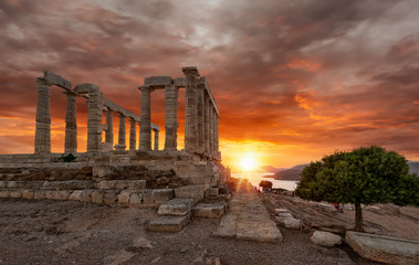 Dramatischer Sonnenuntergang hinter dem Tempel des Poseidon bei Athen, Sounion, Griechenland