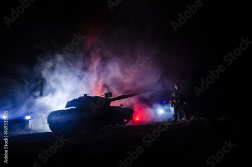 Fotoobraz na płótnie Koncepcja wojny. Wojskowe sylwetki walki sceny na tle mgły wojny w tle, niemiecki czołg w akcji Poniżej pochmurne niebo nocą. Scena ataku. Pojazdy opancerzone