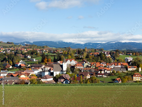Blick auf die Marktgemeinde Vorau mit Wechselgebirge im Herbst, Steiermark