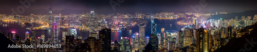 Zdjęcie XXL Nocy lekki panoramiczny pejzaż miejski Środkowy okręg i Kowloon, Hong Kong. Sceneria widok z lotu ptaka od szczytowej góry.
