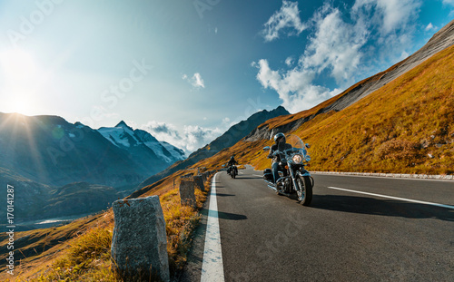 Zdjęcie XXL Kierowca motocykla jazda w Alpine autostrady na słynnej Hochalpenstrasse, Austria, Europa.