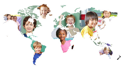 Multikulturelle Weltkarte mit vielen Kindern in Schule
