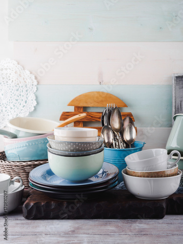 Plakat Ceramiczna i emaliowa crockery tableware na drewnianym tle. Pastelowe kolory vintage