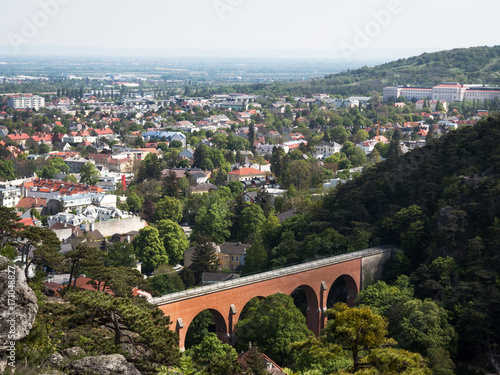 Panorama von Mödling mit Aquädukt und HTL, Niederösterreich