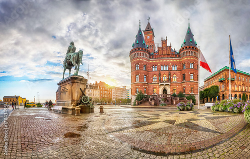 Zdjęcie XXL Widok na Helsingborg urzędzie miasta od Stortorget kwadrata w dżdżystym wieczór w Helsingborg, Szwecja
