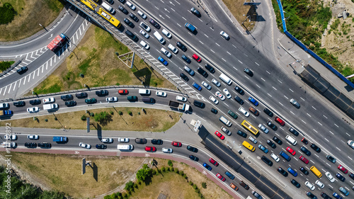 Fotoobraz na płótnie Powietrzny odgórny widok drogowy złącze od above, samochodu ruch drogowy i dżem wiele samochody, transportu pojęcie