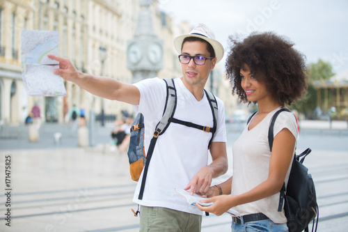 happy tourists with map sightseeing city