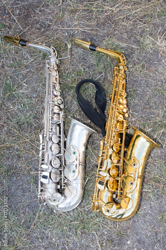 Fotoobraz na płótnie Srebrne i złote wielkie trąbki saksofonowe Mosiężny instrument muzyczny