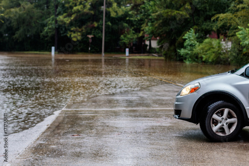 Plakat The Woodlands, Texas / USA - 28 sierpnia 2017: Powódź z Hurricane Harvey w pobliżu Harpers Landing; pododdział w The Woodlands, TX off I-45 i HWY 242.