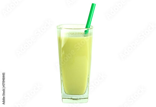Plakat Zdrowy zielony smoothie z zieloną słomą w jasnym wysokim szkle odizolowywającym na bielu
