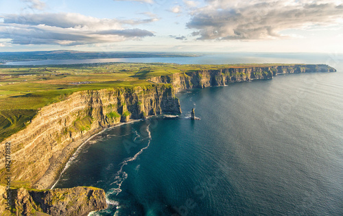 Zdjęcie XXL Powietrzne ptaki przyglądają trutnia widok od światowych sławnych falez moher w okręgu administracyjnym Clare Ireland. Sceniczna irlandzka wiejska wsi natura wzdłuż dzikiego atlantyckiego sposobu.