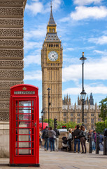 Klassisch rote Telefonzelle vor dem Big Ben in London, Großbritannien