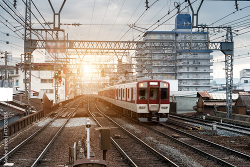 Plakat Japonia pociąg na kolei z linią horyzontu przy Osaka, Japonia dla transportu tła