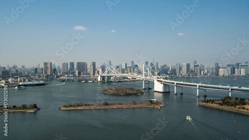 Plakat Tokio Zatoka z widokiem Tokio linii horyzontu i tęczy most w Tokyo, Japonia.