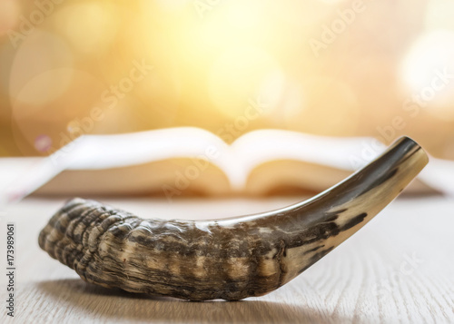 Zdjęcie XXL Jom Kippur i Rosz Haszana (Haszana) żydowska koncepcja Nowego Roku z Ram Szofar (róg) z religijną, świętą Modlitewnikiem na stole