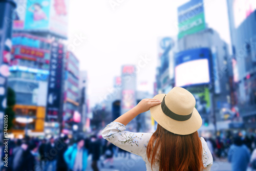 Plakat Turysta zwiedza skrzyżowanie Shibuya podczas podróży w Tokio w Japonii.