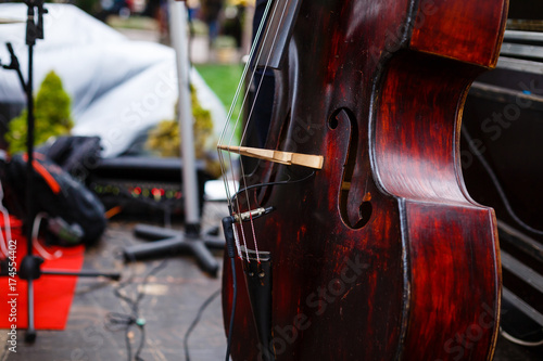 Plakat Street Busker Performing Jazz Music Outdoors. Zbliżenie kontrabasu instrument muzyczny.