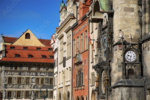 Plakat Praga Stary Urząd Miasta i Astronomiczny zegar Orloj przy Starym rynkiem w Praga, Republika Czech