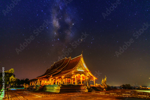 Plakat Piękne Sirindhorn Wararam Phu Prao Temple (Wat Phu Prao) z spektakularnym tle Droga Mleczna w nocy, Ubon Ratchathani prowincji, Tajlandia