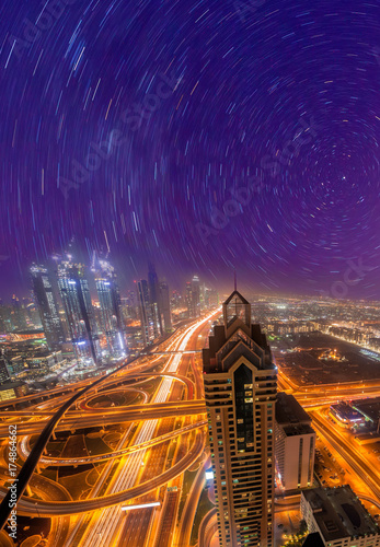 Plakat Noc pejzaż miejski Dubaj z nowożytną futurystyczną architekturą, Zjednoczone Emiraty Arabskie