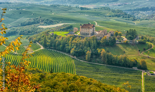 Zdjęcie XXL jesienny krajobraz Castel Thun, położony w gminie Ton w dolinie Val di Non, Trentino Alto Adige, Włochy