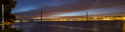 Plakat ponte 25 de abril most lizbona portugalia w godzinach wieczornych panoramiczny widok