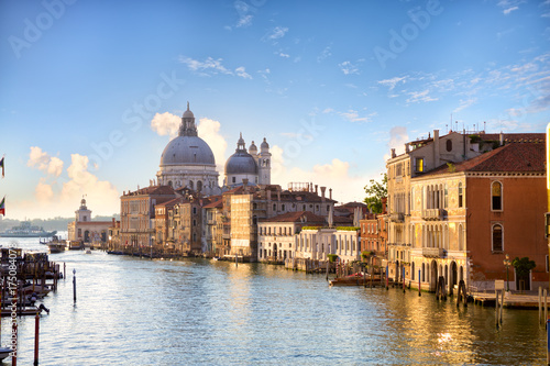 Plakat Grand Canal i Bazylika Santa Maria della Salute wcześnie rano w Wenecji