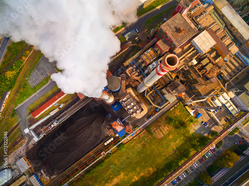 Zdjęcie XXL Widok z lotu ptaka nowoczesnej elektrociepłowni. Dymiący komin z urządzeniem do usuwania siarki. Ciężki przemysł z góry. Wytwarzanie energii i paliwa w Unii Europejskiej.