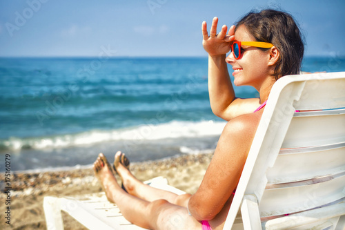 Zdjęcie XXL Uroda Moda model na plaży kurortu. Młoda kobieta na plaży. Wakacje na tropikalnej plaży w słoneczny dzień