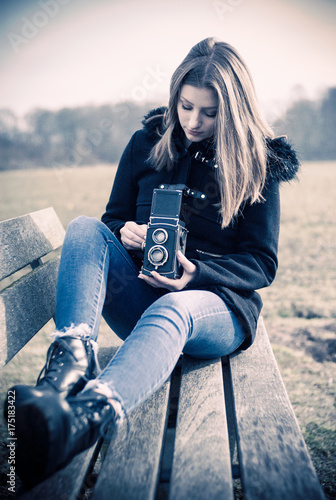 Junge Frau mit vintage Kamera