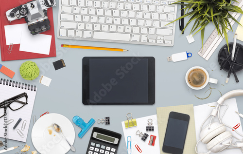 Fotoobraz na płótnie widok z góry niechlujny home office desk tablet nagłówek