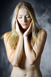 Bedeckter Akt mit blonder Frau im Studio Bedeckter Akt mit blonder Frau im Studio