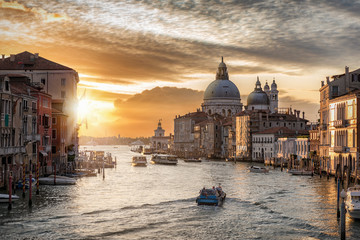Der Canal Grande in Venedig, Italien, bei Sonnenaufgang