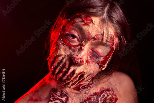 Plakat Zombie dziewczyna z smutnymi oczami na czerwonym czarnym tle, obraz na Halloween