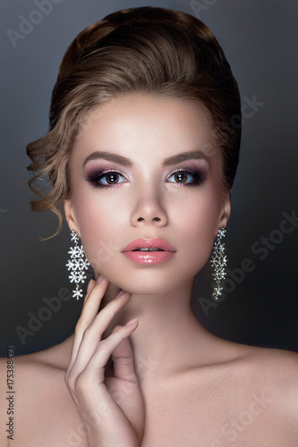Plakat Piękny kobieta portret z biżuterią w włosy i czułym uzupełniał. Luksusowa panna młoda.