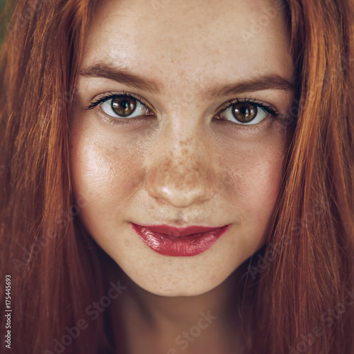 Plakat Kosmetyczka piegi portret nastolatka ze zdrową skórą i rudymi włosami, skwaśniałe włosy, imbirowa dziewczyna, oczy twarz