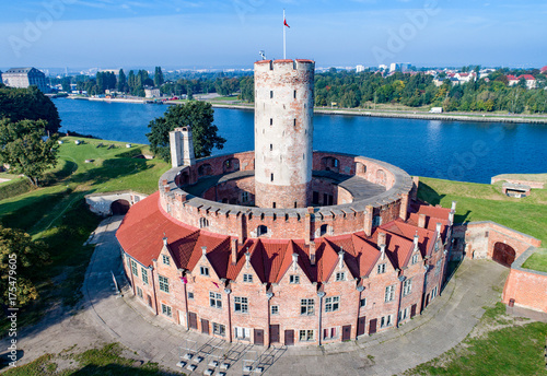 Plakat Średniowieczna Twierdza Wisłoujście ze starą latarnią morską w porcie w Gdańsku, Polska Unikatowy pomnik prac fortyfikacyjnych. Widok z lotu ptaka