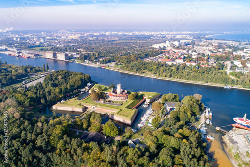 Plakat Średniowieczna Twierdza Wisłoujście ze starą latarnią morską w porcie w Gdańsku, Polska Unikatowy pomnik prac fortyfikacyjnych. Widok z lotu ptaka