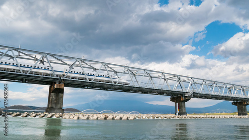 Plakat JAPONIA, 2017: Shinkansen prędkości wysoki pociąg w Japonia na linii kolejowej moscie ww Shizuoka Japan, transporcie i podróży pojęciu ,.