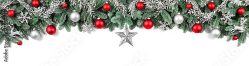 Großer Bogen aus frischen Tannenzweigen, dekoriert in Rot und Silber, auf weißem Hintergrund