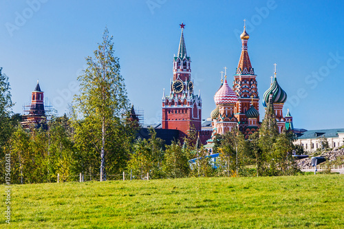 Plakat widok katedry Pokrovsky St Basil's Cathedral z Park Zaryadye w Moskwie.