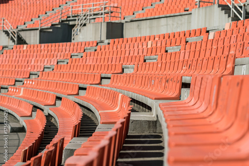 Plakat Old Weathered Plastic Seats w starym stadionie, przy użyciu płytkiej głębi ostrości