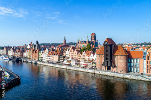 Plakat Stare Miasto w Gdańsku z najstarszym średniowiecznym żurawiem portowym (Żuraw) w Europie, kościołem Mariackim, wieżą ratuszową i rzeką Motławą. Widok z lotu ptaka, wcześnie rano.